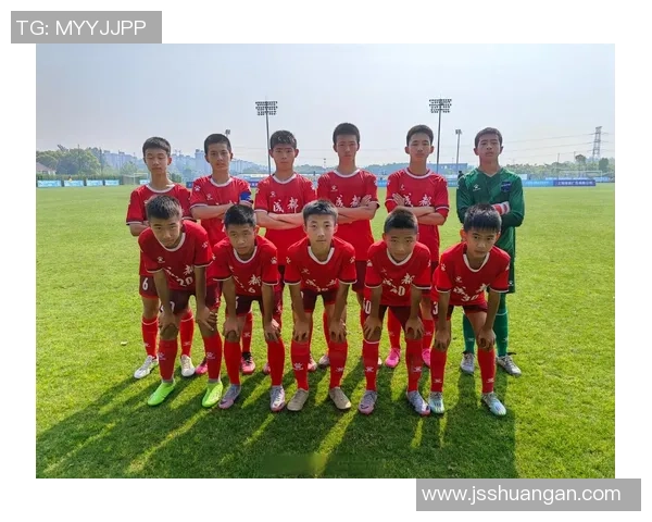 港菁足球队与南区足球会激战正酣谁将赢得这场精彩对决的胜利